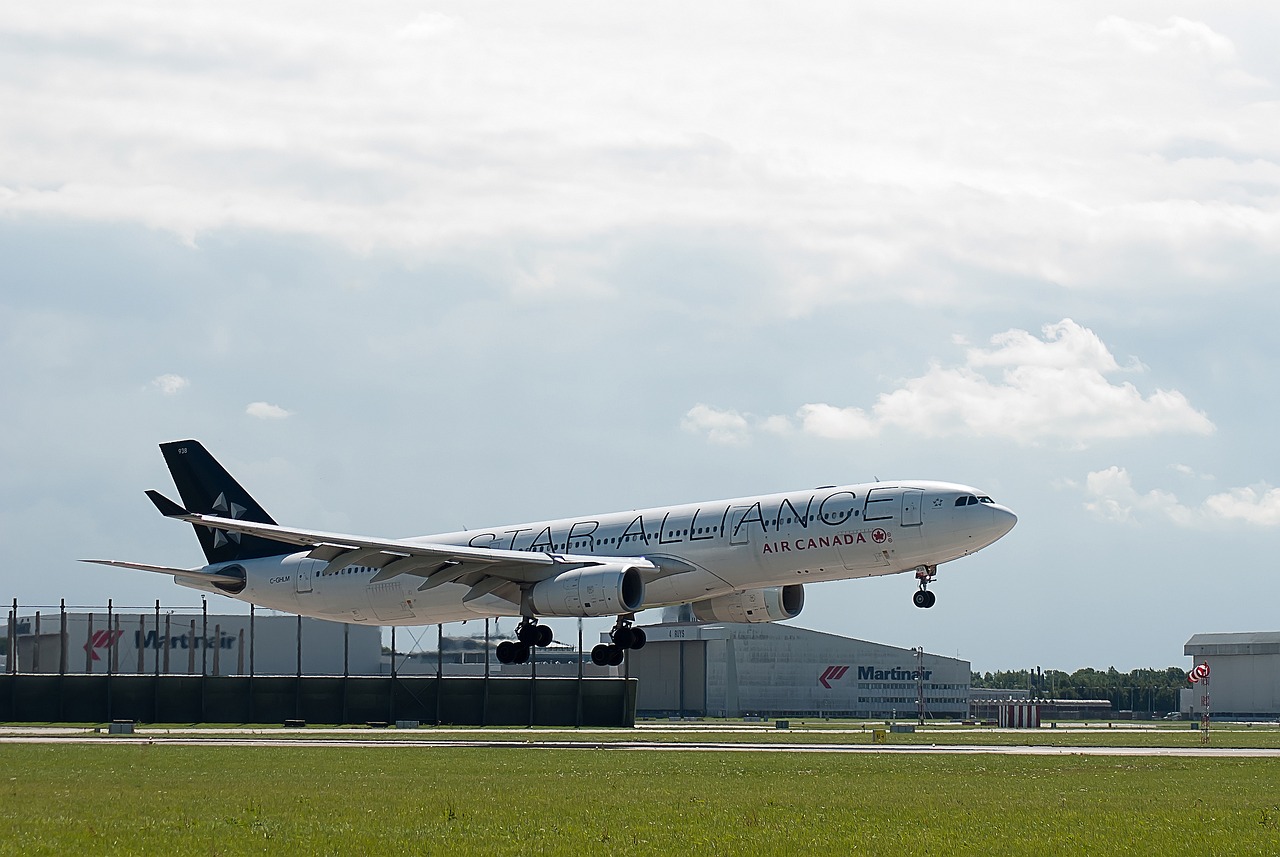 南航首架C919飞机成功首航，中国航空工业的里程碑事件