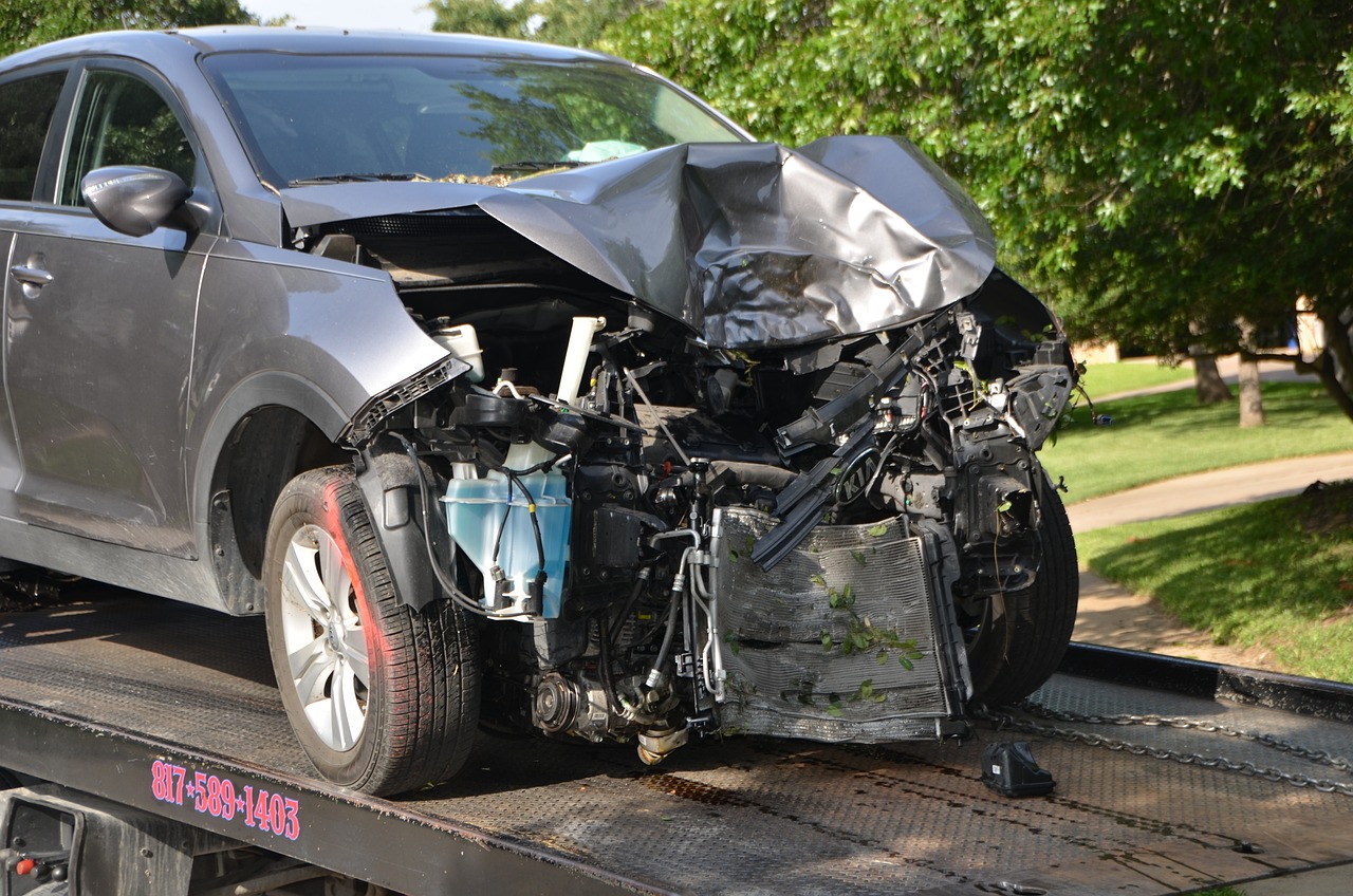 私家车撞上军用装甲车，事故现场深度解析